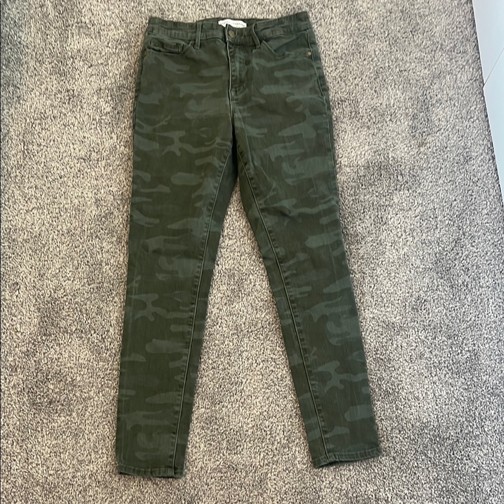 Social Standard by Sanctuary High Rise Skinny Camo Pants Size 4/27